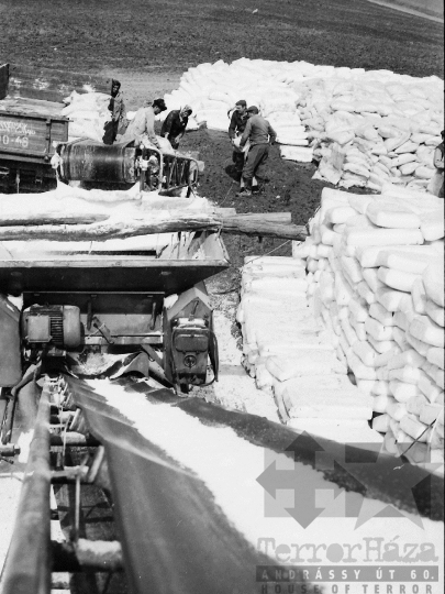 THM-BJ-01928 - Műtrágyarakodás Mőcsényen az 1970-es években