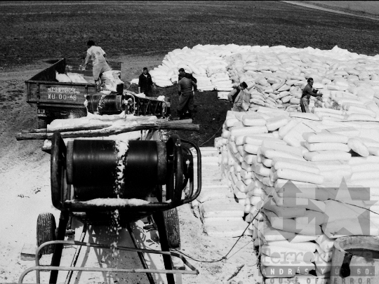 THM-BJ-01929 - Műtrágyarakodás Mőcsényen az 1970-es években
