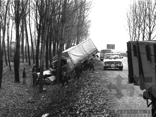THM-BJ-01951 - Közlekedési baleset a szekszárdi országúton az 1970-es években