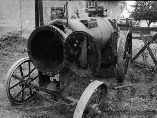 THM-BJ-01975 - Gőzkazán a dombóvári városi kertészet udvarán az 1970-es években 