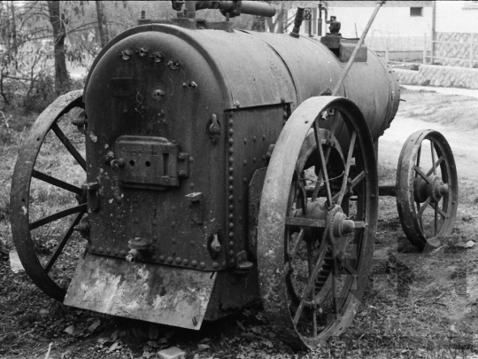 THM-BJ-01978 - Gőzkazán a dombóvári városi kertészet udvarán az 1970-es években 