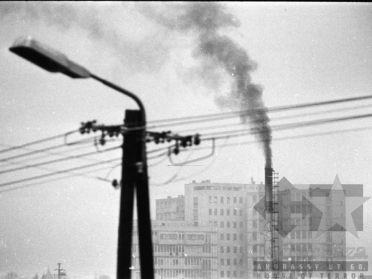 THM-BJ-01989 - Látkép az Unió Ipari Szövetkezet kéményével Dombóváron az 1970-es években