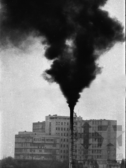THM-BJ-01990 - Látkép az Unió Ipari Szövetkezet kéményével Dombóváron az 1970-es években