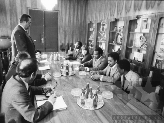 THM-BJ-02009 - Afrikai küldöttség Szabópál Antal, a Tolna megyei Tanács VB elnökénél az 1970-es években