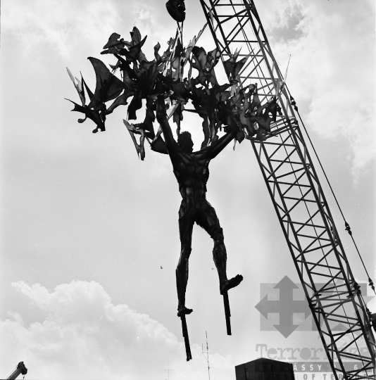 THM-BJ-02029 - Prométheusz szobor felállítása Szekszárdon az 1970-es években