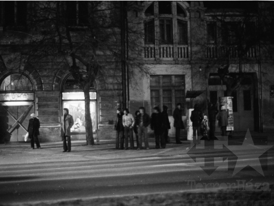 THM-BJ-02091a - Taxira várakozók Szekszárdon az 1970-es években