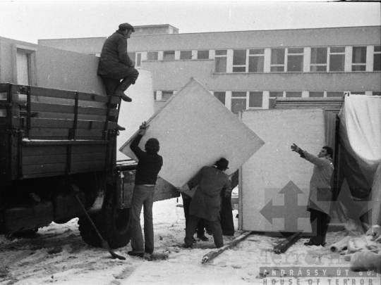THM-BJ-02092 - Volán-brigád társadalmi munkája egy iskola építkezésén Szekszárdon az 1970-es években 