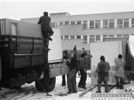 THM-BJ-02092a - Volán-brigád társadalmi munkája egy iskola építkezésén Szekszárdon az 1970-es években 