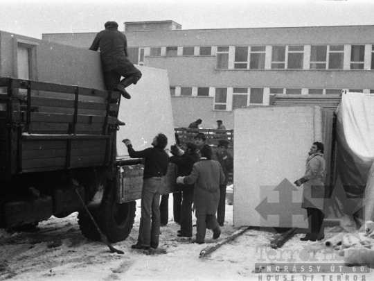 THM-BJ-02092b - Volán-brigád társadalmi munkája egy iskola építkezésén Szekszárdon az 1970-es években 
