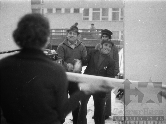 THM-BJ-02093 - Volán-brigád társadalmi munkája egy iskola építkezésén Szekszárdon az 1970-es években 