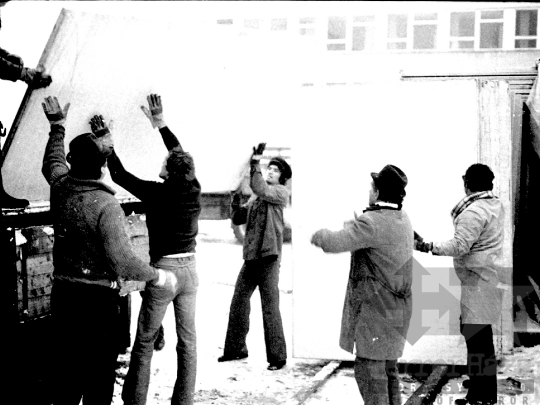 THM-BJ-02095 - Volán-brigád társadalmi munkája egy iskola építkezésén Szekszárdon az 1970-es években 