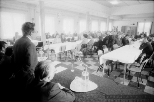 THM-BJ-02166 - Május 1-i ünnepség Simontornyán az 1980-as években 