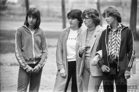 THM-BJ-02172 - Tolnai lányok Szekszárdon az 1980-as években