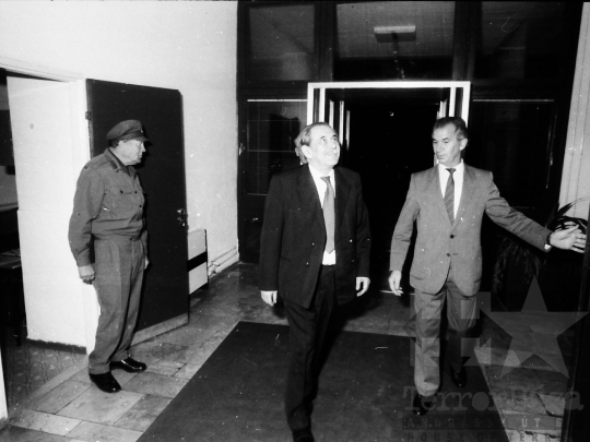 THM-BJ-02184 - Aczél György látogatása Szekszárdon az 1980-as éveken