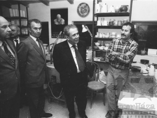 THM-BJ-02193 - Aczél György látogatása Szekszárdon az 1980-as éveken