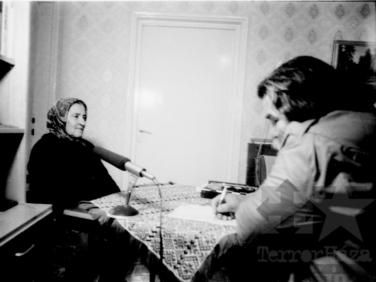 THM-BJ-02239 - Sára Sándor "Sír az út előttem" című dokumentumfilm-sorozat forgatása Izményben az 1980-as években
