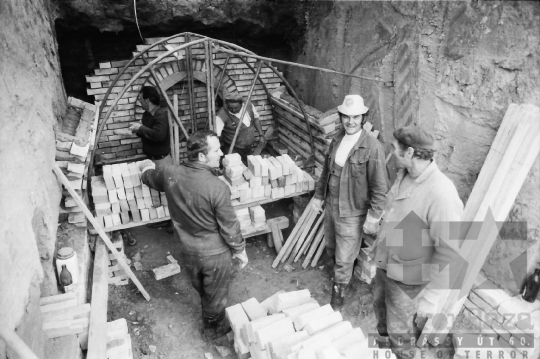 THM-BJ-02249 - Családi ház építése Szekszárdon az 1980-as években 