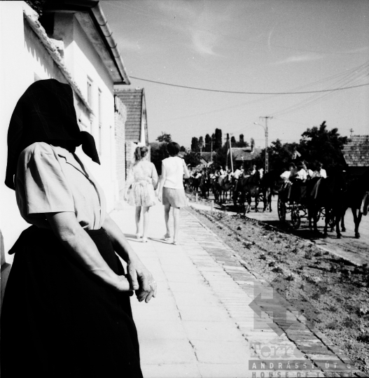 THM-BJ-02304 - Szüreti felvonulás Decs főutcáján az 1960-as években