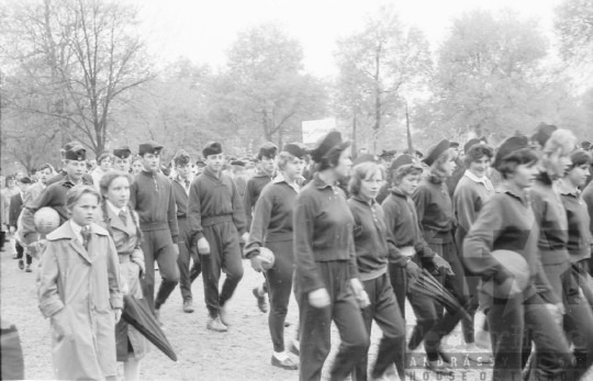 THM-BJ-02306 - Május 1-i felvonulás Dombóváron az 1960-as években 