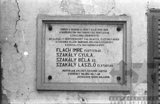 THM-BJ-02324a - Emléktábla Szekszárdon az 1960-as években