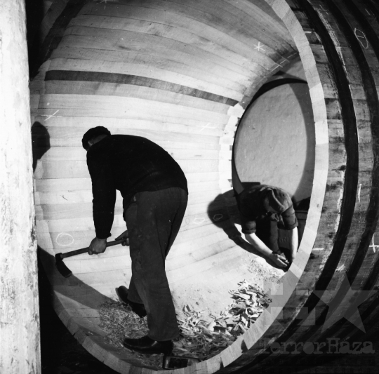 THM-BJ-02325 - Hordókészítés a Bátaszéki Kádár-és Faipari Szövetkezet az 1960-as években 