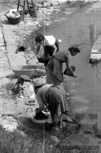 THM-BJ-02346a - Mosás a paksi Duna-parton az  1960-as években