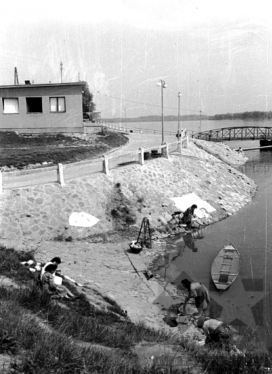 THM-BJ-02348 - Mosás a paksi Duna-parton az  1960-as években