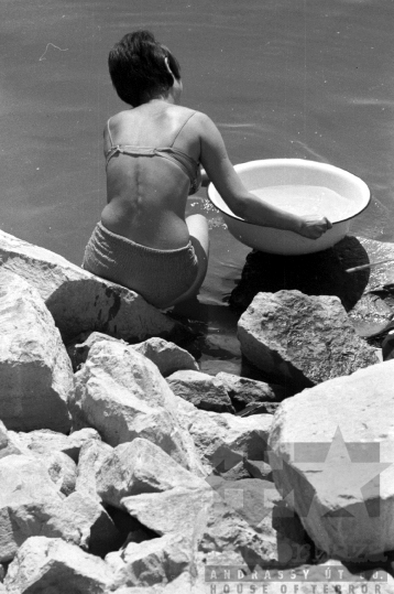 THM-BJ-02349 - Mosás a paksi Duna-parton az  1960-as években