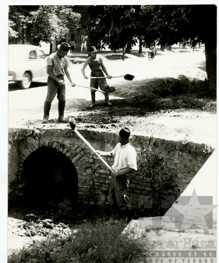 THM-BJ-02353 - Ároktisztítás Szekszárdon az 1960-as években 