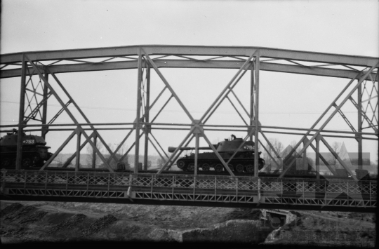 THM-BJ-02354 - Szovjet harckocsik kivonulása a simontornyai Sió-vasúti hídon 1990-es években 