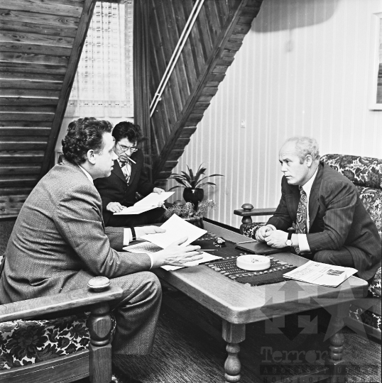 THM-BJ-02359 - Megbeszélés a Szarvas Csárdában Szekszárdon, az MSZMP pihenőházban az 1970-es években 
