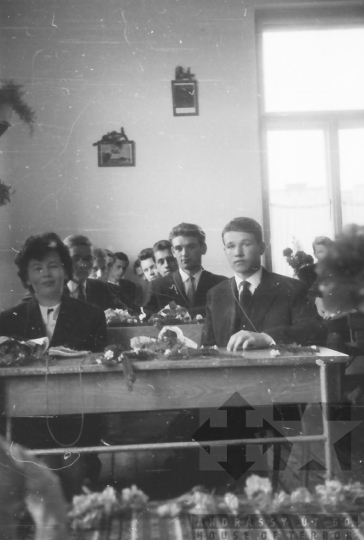 THM-BJ-02393 - Ballagás a szekszárdi Garay János Gimnáziumban az 1960-as években