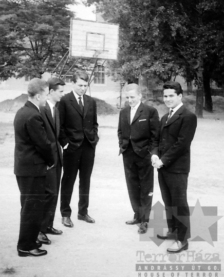 THM-BJ-02396 - Ballagás a szekszárdi Garay János Gimnáziumban az 1960-as években