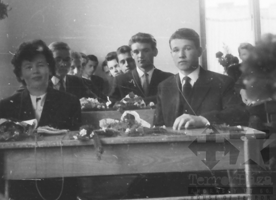 THM-BJ-02400 - Ballagás a szekszárdi Garay János Gimnáziumban az 1960-as években