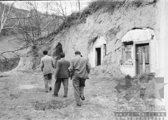 THM-BJ-02434 - Elhagyott barlanglakások Mórágyon az 1960-as években