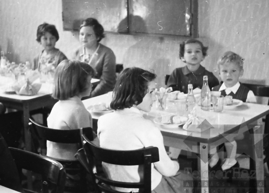 THM-BJ-02436 - Szekszárdi Nyomda gyermeknapi rendezvénye az 1960-as években
