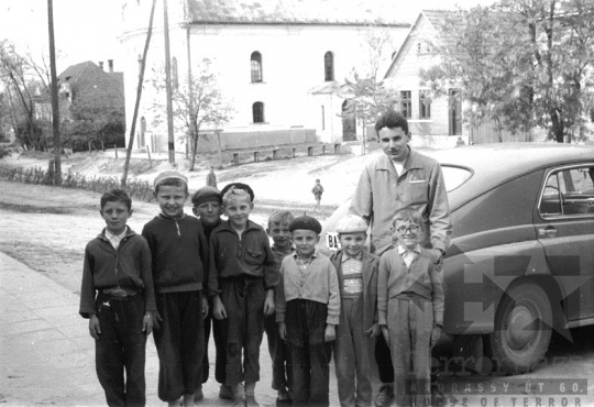 THM-BJ-02503 - Falusi gyerekek szekszárdi újságírókkal az 1960-as években
