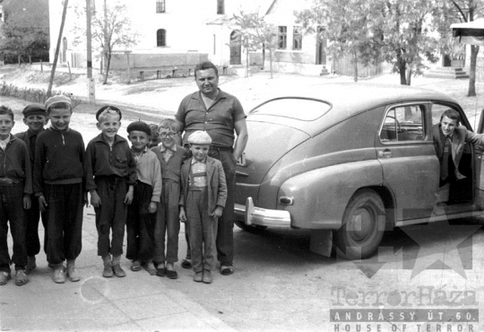THM-BJ-02504 - Falusi gyerekek szekszárdi újságírókkal az 1960-as években