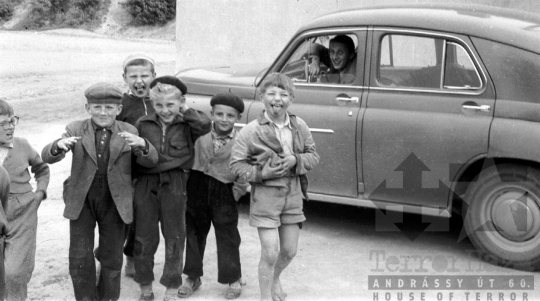 THM-BJ-02505 - Falusi gyerekek szekszárdi újságírókkal az 1960-as években
