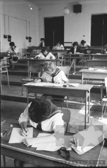THM-BJ-02710 - Írásbeli érettségi a szekszárdi Garay János Gimnáziumban az 1960-as években