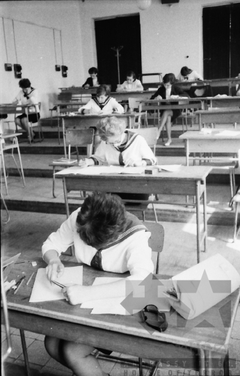 THM-BJ-02710a - Írásbeli érettségi a szekszárdi Garay János Gimnáziumban az 1960-as években
