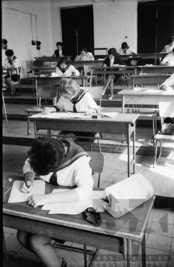 THM-BJ-02710b - Írásbeli érettségi a szekszárdi Garay János Gimnáziumban az 1960-as években