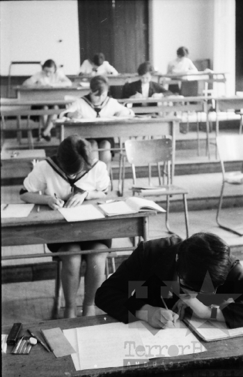 THM-BJ-02711 - Írásbeli érettségi a szekszárdi Garay János Gimnáziumban az 1960-as években