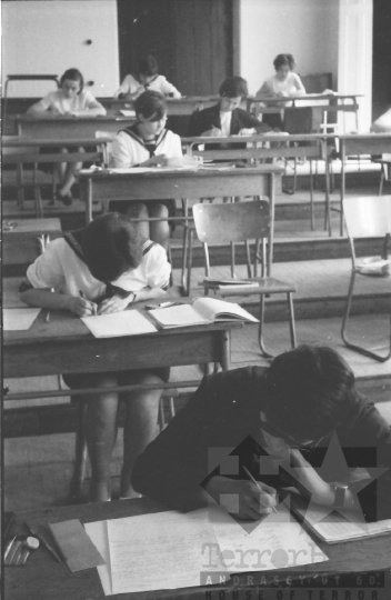 THM-BJ-02711a - Írásbeli érettségi a szekszárdi Garay János Gimnáziumban az 1960-as években