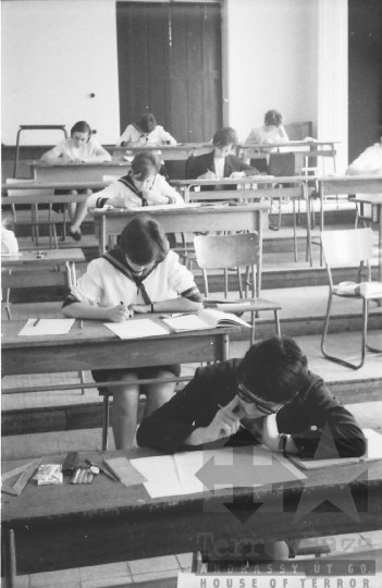 THM-BJ-02711b - Írásbeli érettségi a szekszárdi Garay János Gimnáziumban az 1960-as években