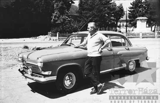THM-BJ-02763 - A Tolna megyei MSZMP Volga gépkocsija Szekszárdon az 1960-as években