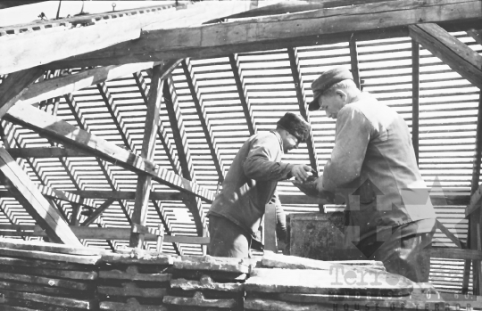 THM-BJ-02858 - Tetőjavítás Szekszárdon az 1960-as években 