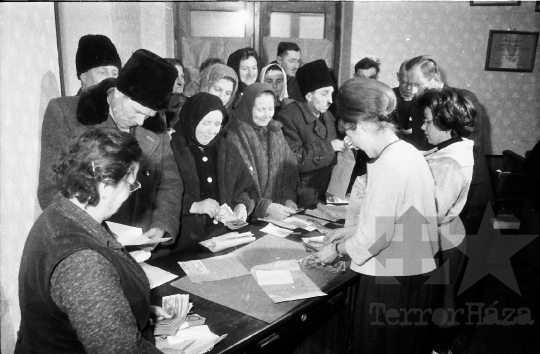 THM-BJ-02864 - Pénzkifizetés a tengelici termelőszövetkezetben az 1960-as években 