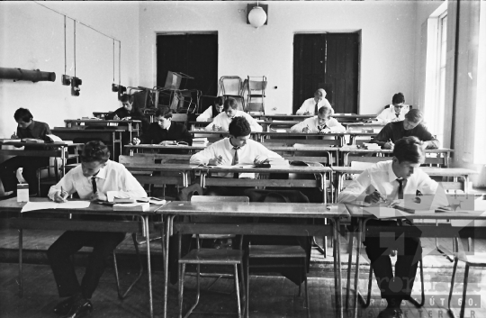 THM-BJ-02892 - Írásbeli érettségi a szekszárdi Garay János Gimnáziumban az 1960-as években