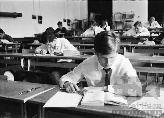 THM-BJ-02893 - Írásbeli érettségi a szekszárdi Garay János Gimnáziumban az 1960-as években